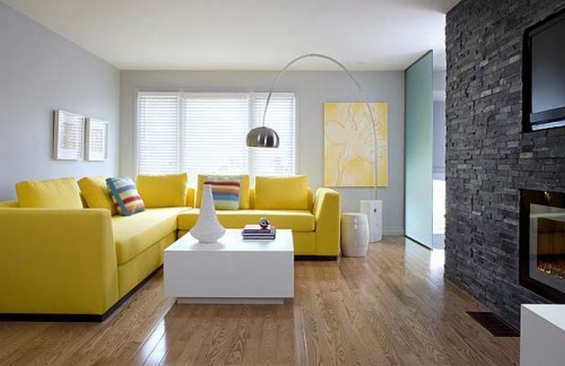 Minimalistyczny salon z żółtym narożnikiem