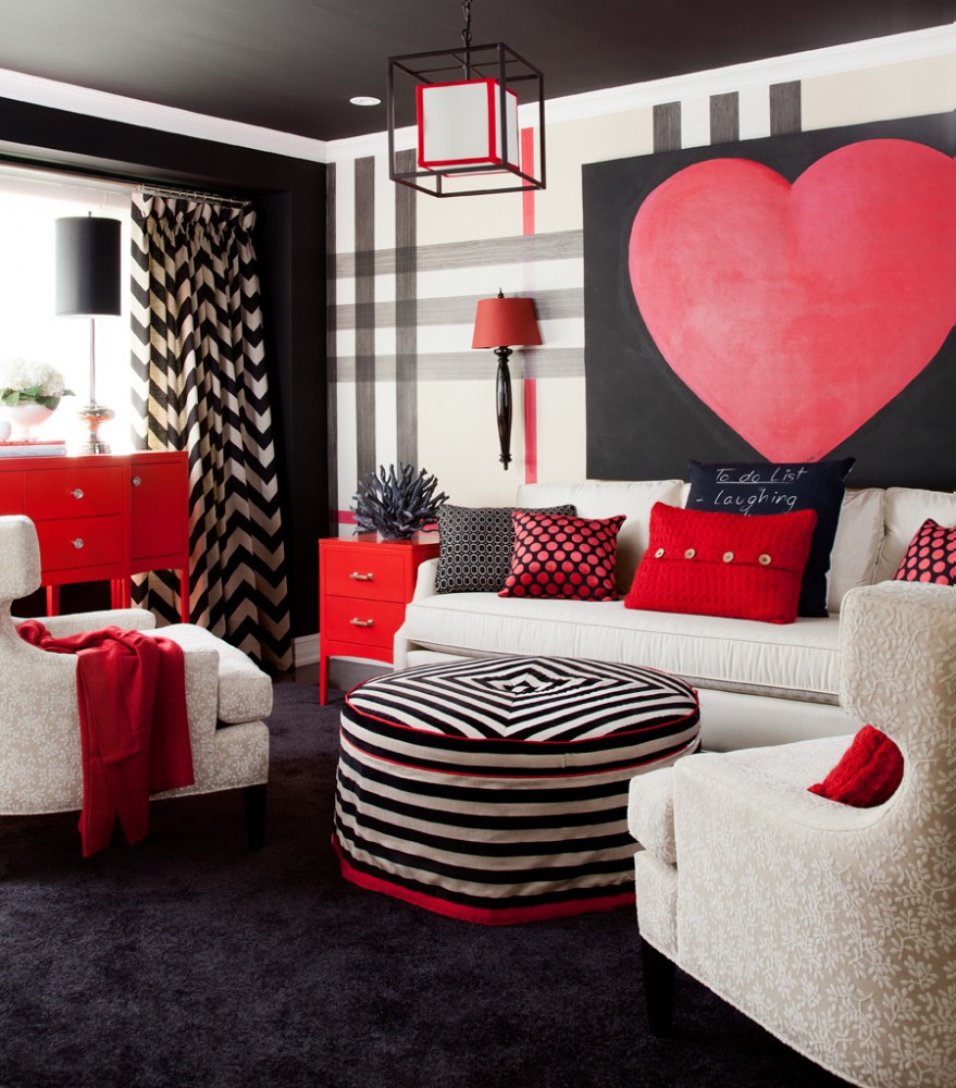 Stylowy salon ze ścianą w dużą kratę w kolorach beżu, szarości, czerni i czerwieni