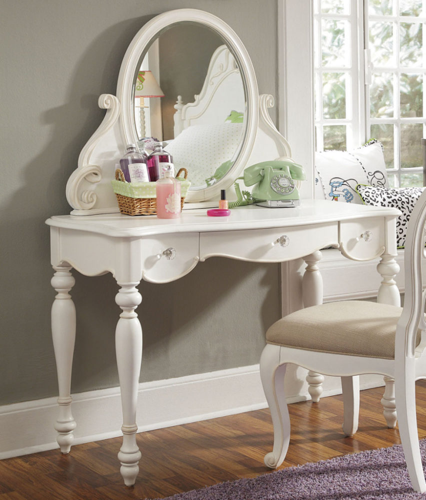 Toaletka pomalowana farbami Chalk Paint