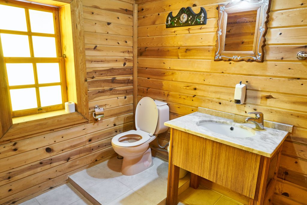 Łazienka urządzona w drewnie