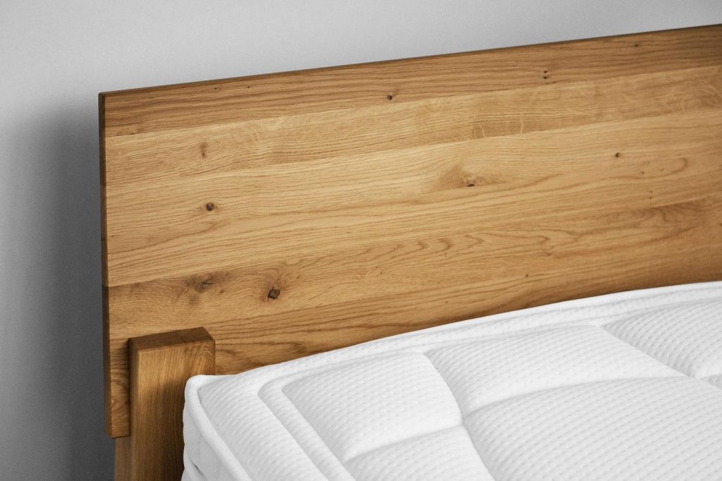 Drewniany zagłówek za łóżkiem