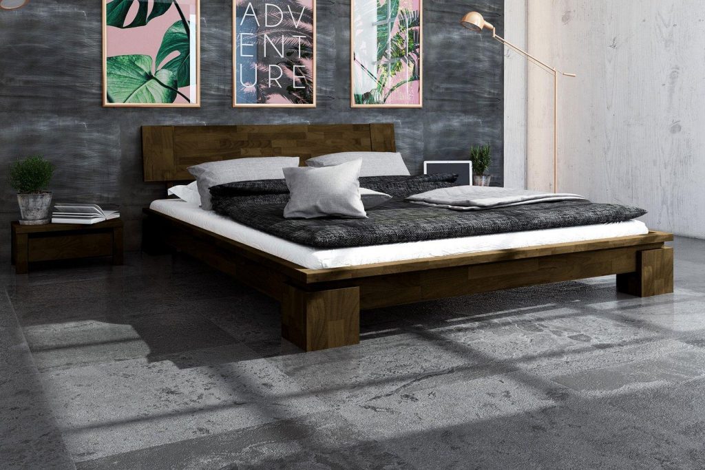 Ciemna pościel i łóżko z litego drewna