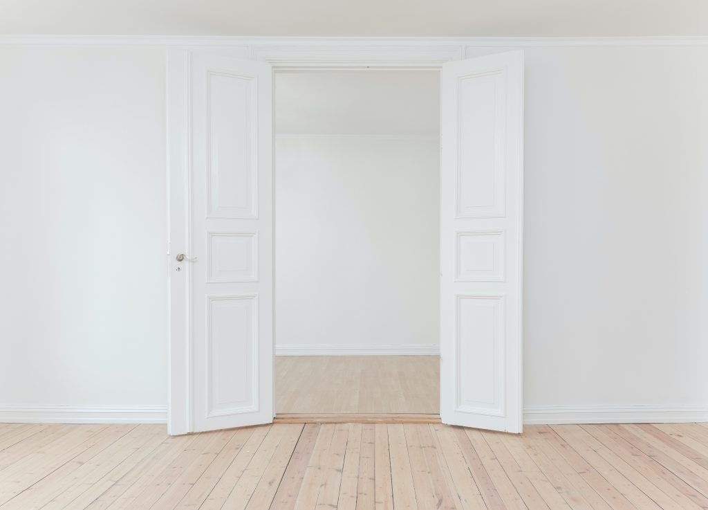 Białe drzwi w domu