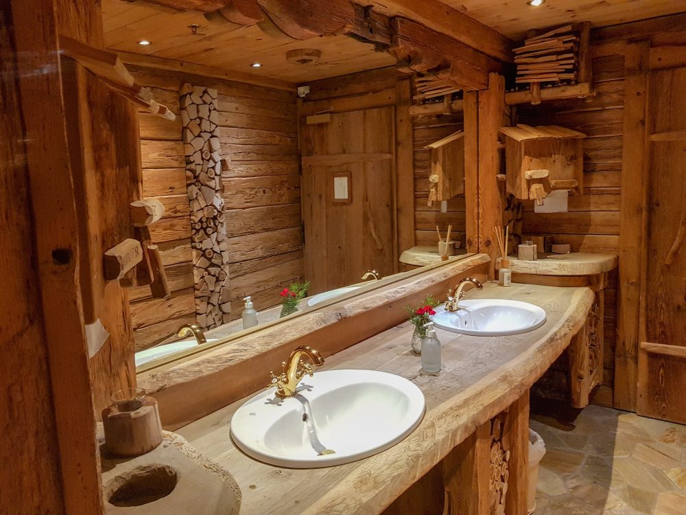 Czy drewno w łazience to dobry pomysł? Drewniane elementy na ścianach, podłogach i jako meble