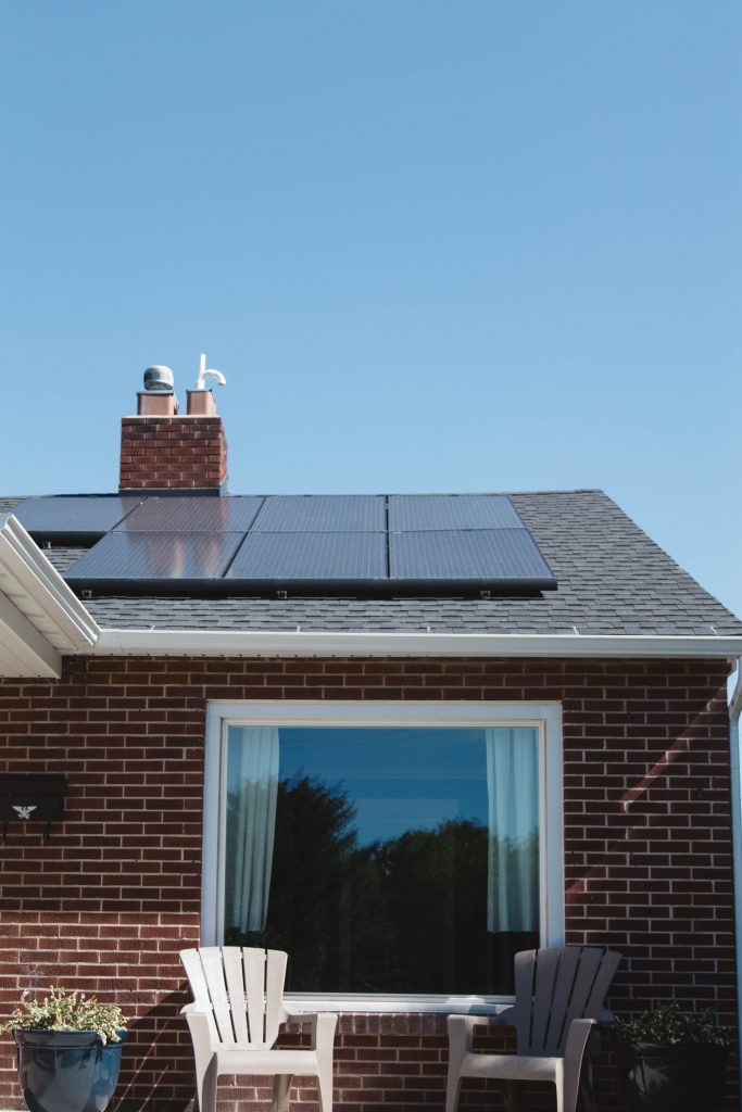 Ekologiczne mieszkanie - panele słoneczne na dachu
