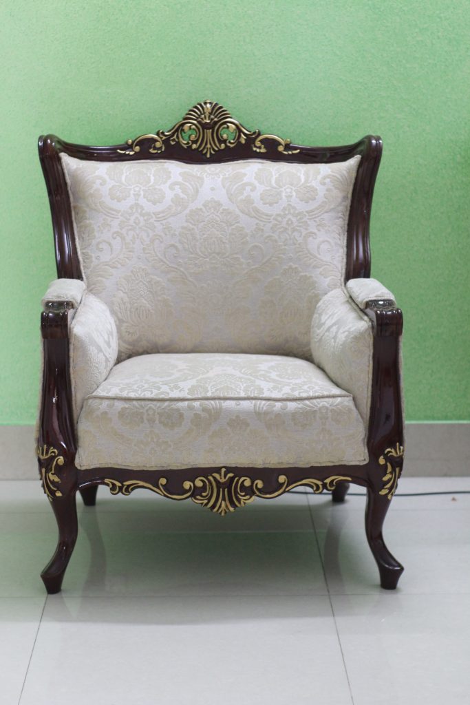 antyczny fotel z bogatą dekoracją
