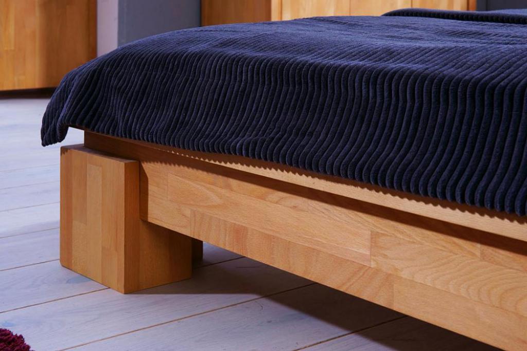 Łóżko Sasu z litego drewna