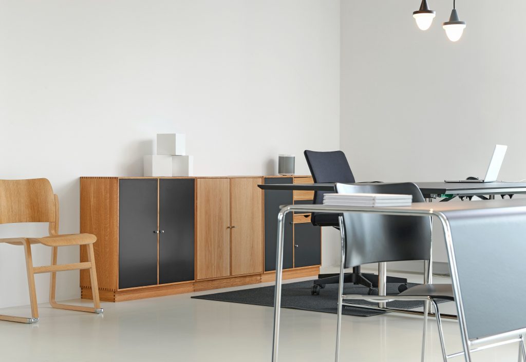 Podstawowe meble biurowe - biurka, krzesła i szafki