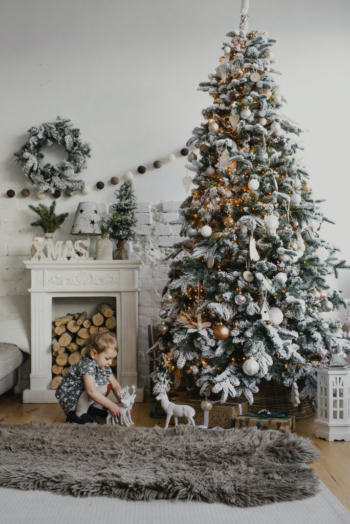 Choinka, przystrojony kominek i inne dekoracje bożonarodzeniowe