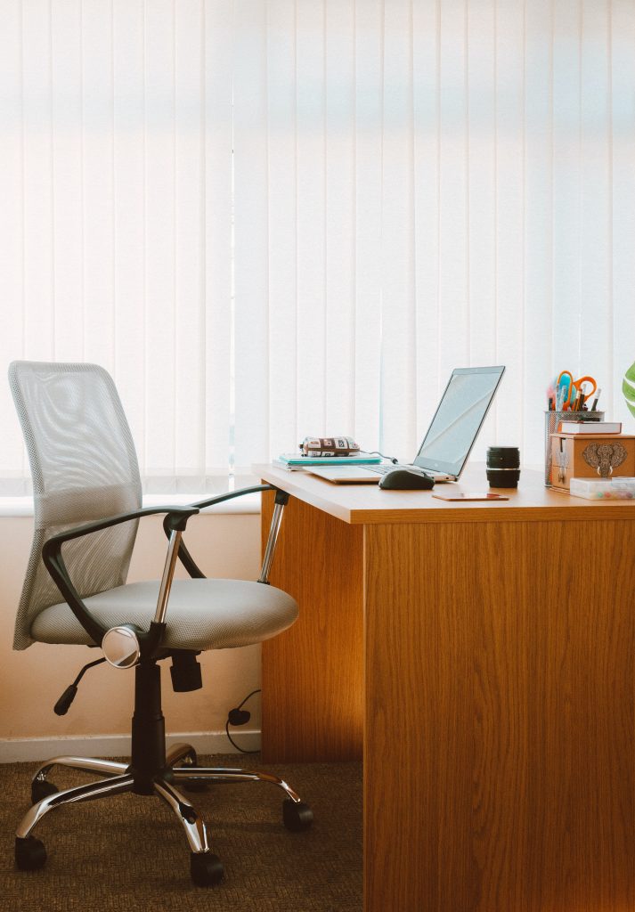 Meble biurowe - krzesło obrotowe i biurko
