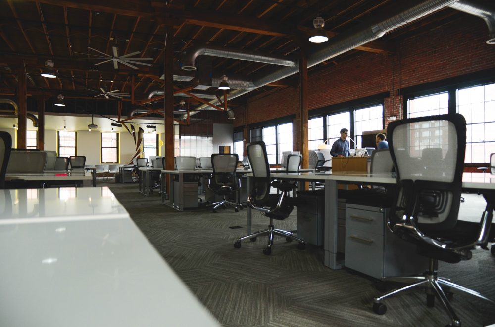 Meble biurowe — jak urządzić biuro, które zapewni wydajność i  pracy?