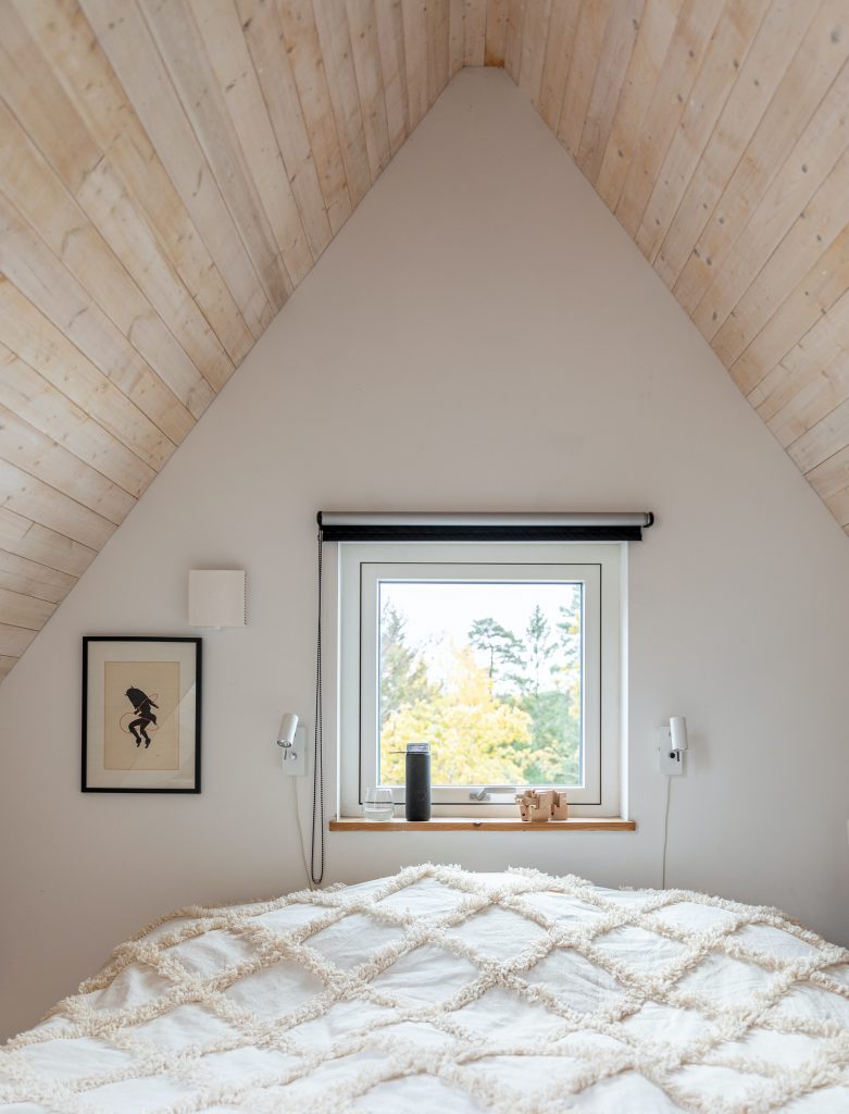 Skandynawska sypialnia na małym metrażu - poddasze
