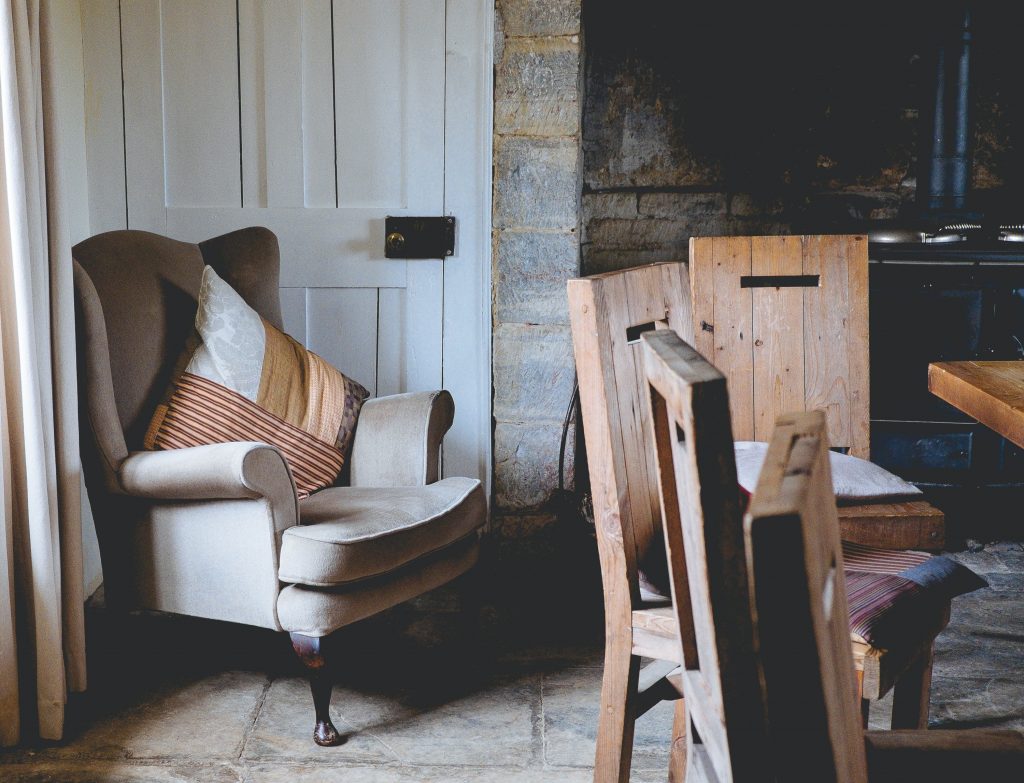 Meble do salonu rustykalnego - krzesła i fotel