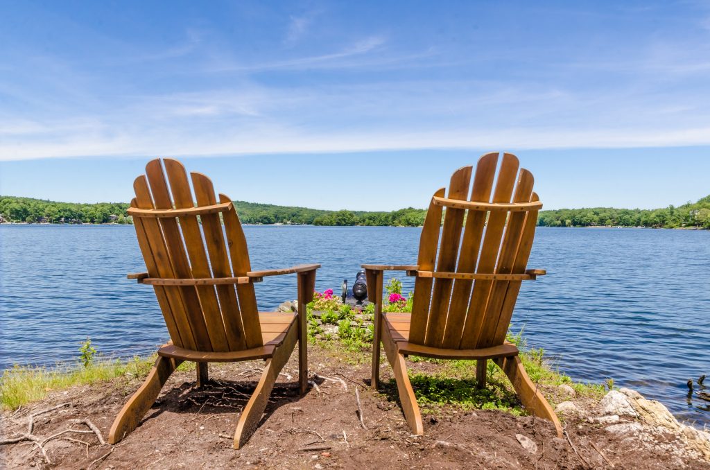 rustykalne krzesła Adirondack - klasyka designu