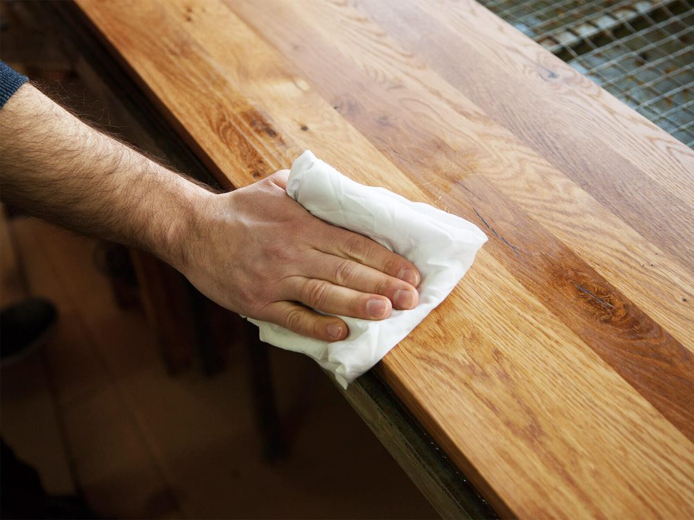 Drewniane meble lakierowane czy olejowane? Wady i zalety obu sposobów wykończenia drewna