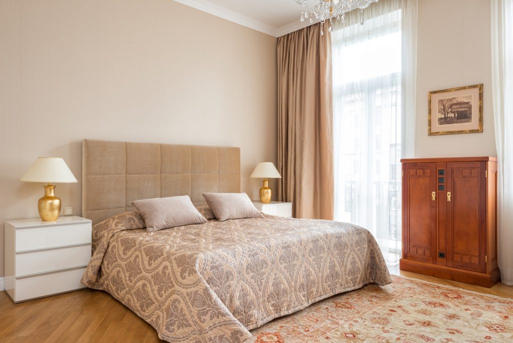 Elegancka sypialnia w stylu klasycznym