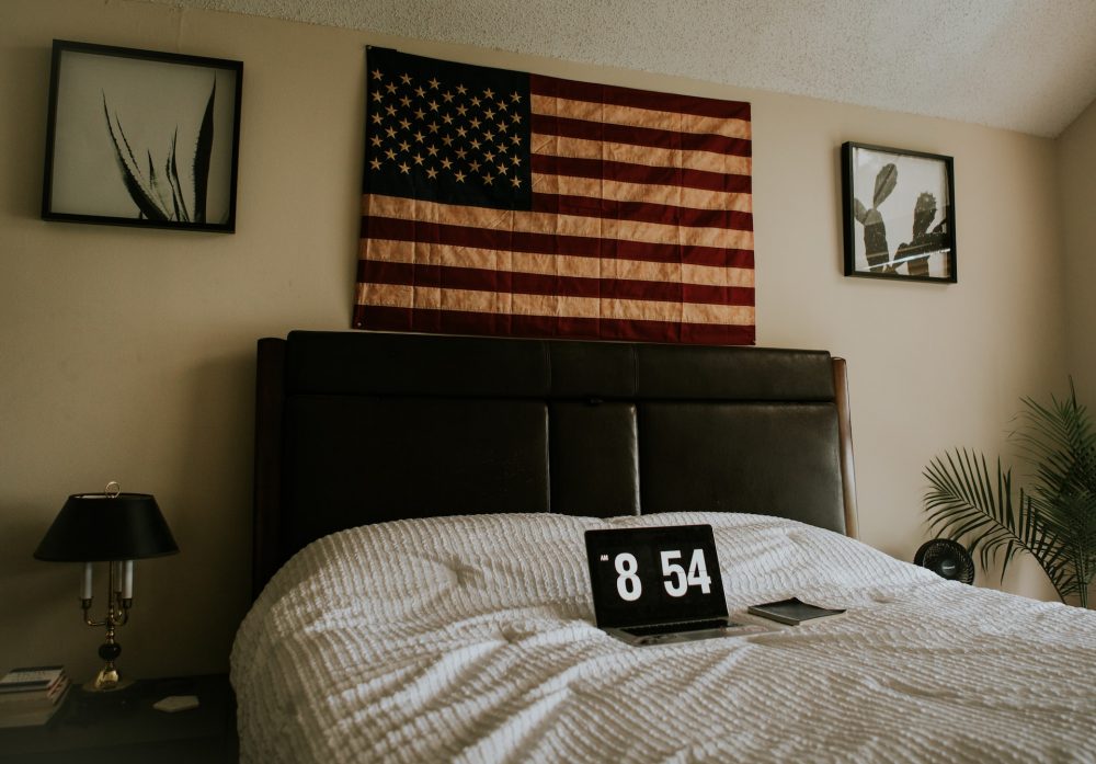 Sypialnia w stylu amerykańskim — jak ją urządzić i umeblować?