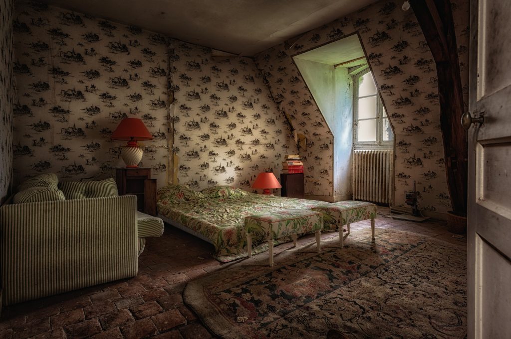Sypialnia w stylu retro - wzorzysta tapeta i tapicerki