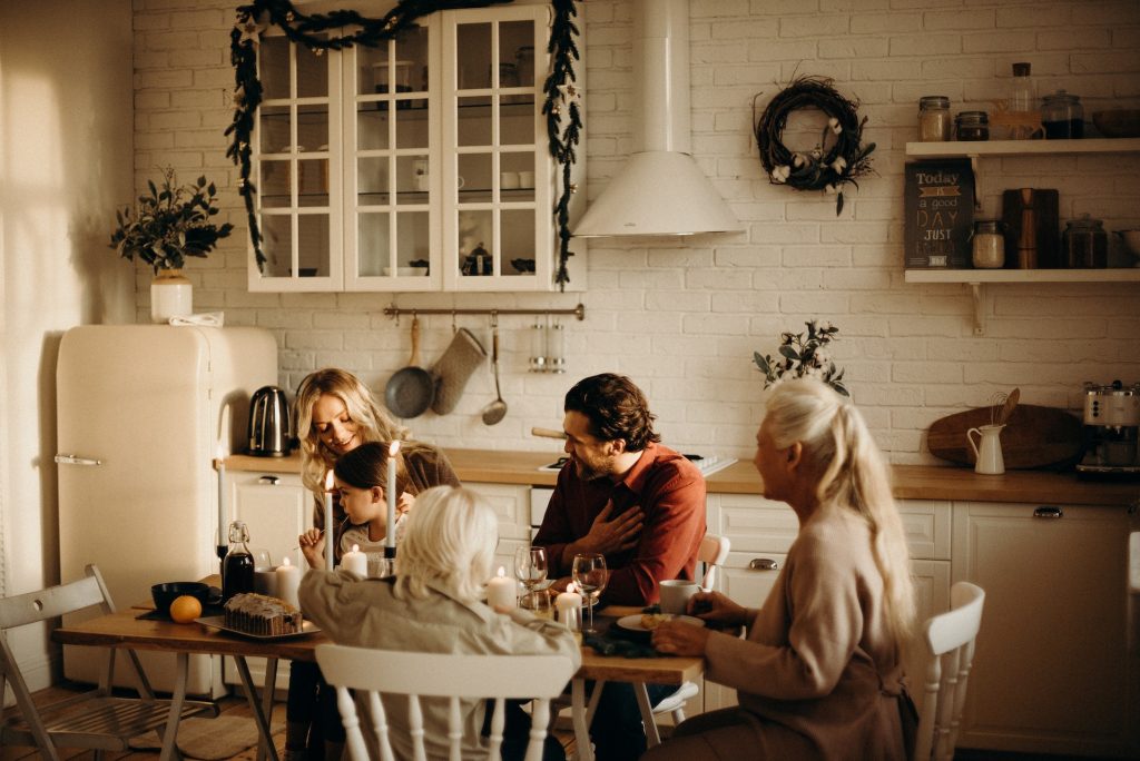 Stół do jadalni - serce zycia rodzinnego i towarzyskiego
