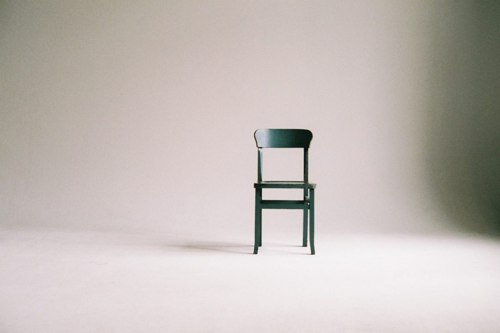 Krzesło w pustym pokoju - symbol skrajnego minimalizmu