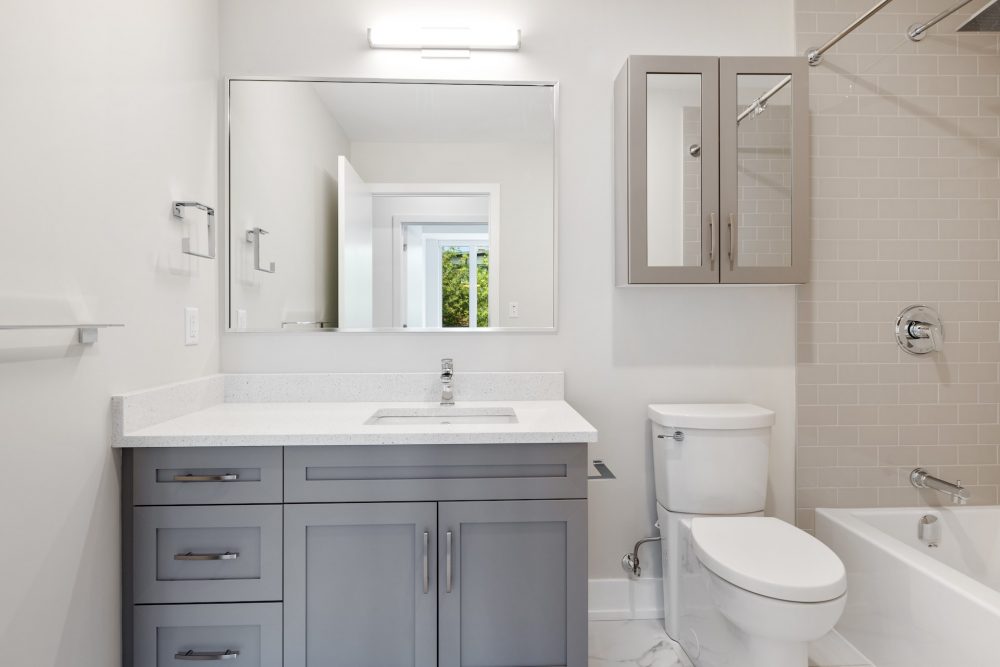 Aranżacja małej łazienki w bloku — jak urządzić funkcjonalne i estetyczne wnętrze?
