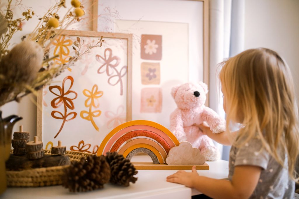 Stolik z dekoracjami i zabawkami dziecka